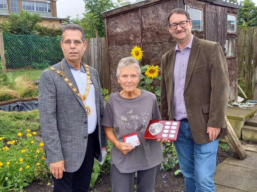 The Mayor Cllr Sam Zair and Cllr Michael Siddle with the Winner of Woodhouse Close